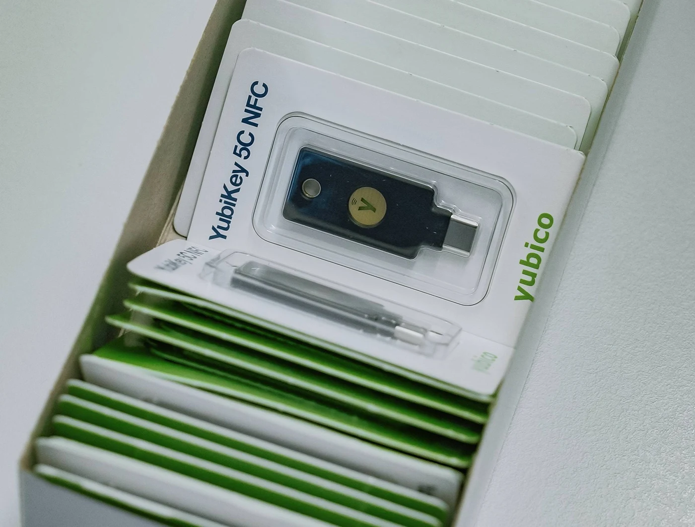 Otvorena kutija puna pojedinačno zapakiranih ključeva YubiKey 5C NFC