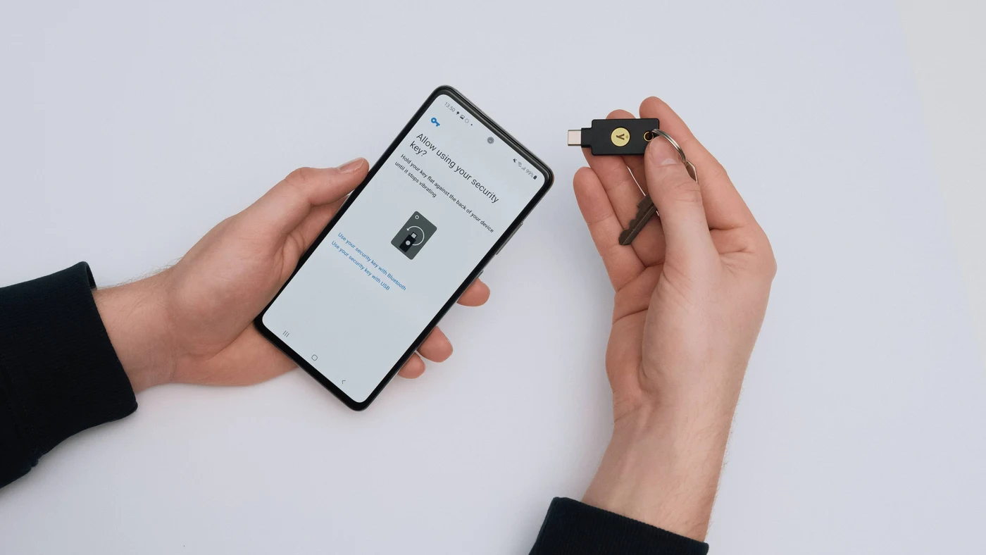 Sigurnosni ključ prislonjen uz mobitel radi beskontaktne NFC prijave