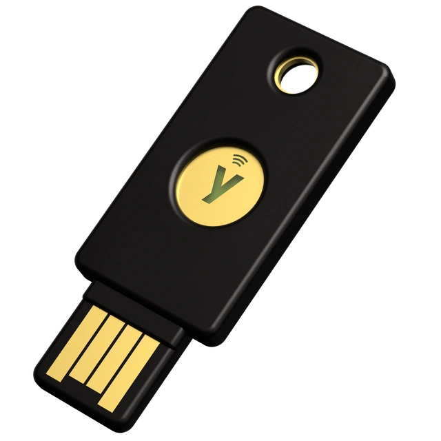 Security Key NFC by Yubico — crni ključ s USB-A priključkom i zlatnom dodirnom plohom
