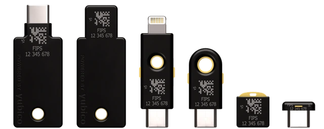 Svih šest izvedbi YubiKey 5 FIPS serije poredanih jedna do druge: 5C NFC, 5 NFC, 5Ci, 5C, 5 Nano i 5C Nano